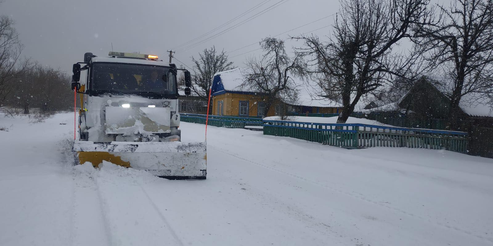 «АМК РЕМ-БУД»: За добу розчистили від снігу більше 1600 км автошляхів