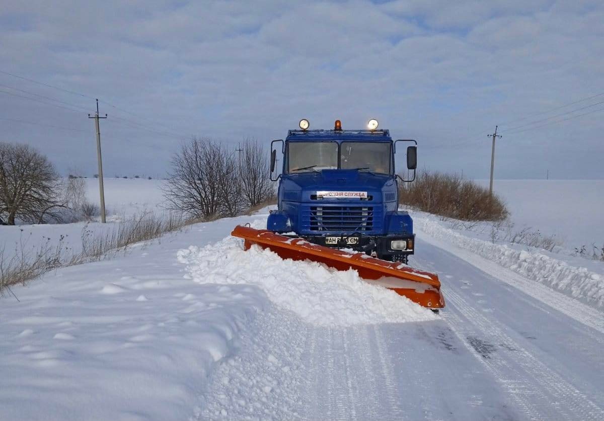 «АМК РЕМ-БУД» розчистила та обробила спецсумішшю понад 150 доріг у різних громадах Сумщини