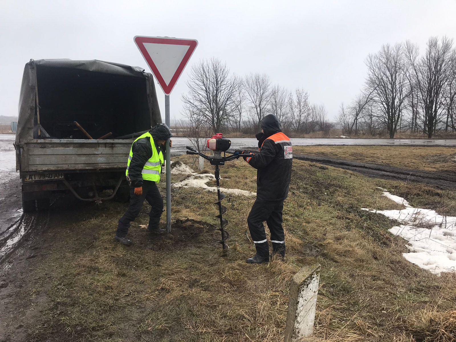 «АМК РЕМ-БУД» встановлює на автошляхах Сумщини дорожні знаки