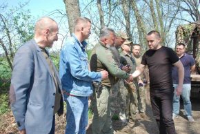 Олексій Романько вручив відзнаки добровольцям і передав підтримку від депутатського корпусу Олексій Романько вручив відзнаки добровольцям і передав підтримку від депутатського корпусу