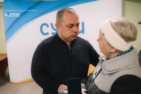 Сумська громада вшанувала подвиг своїх захисників: Артем Кобзар вручив відзнаки «Почесний громадянин міста Суми» родинам полеглих Героїв